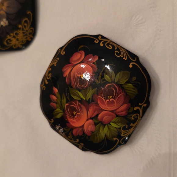RUSSIAN Hand-Painted Floral and Scenic Brooch Set - Picture 2 of 6